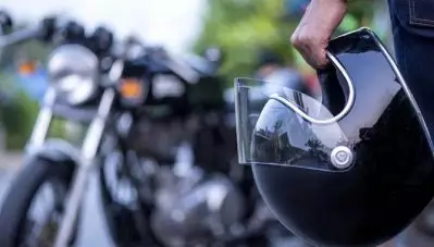 ഹെല്‍മെറ്റ് പരിശോധനയ്ക്കിടെ യുവാവിനെ പൊലീസ് ലാത്തികൊണ്ട് എറിഞ്ഞുവീഴ്ത്തി; യാത്രികനു ഗുരുതര പരിക്ക്; എസ്.പി.ഒയ്ക്ക് സസ്‌പെന്‍ഷന്‍