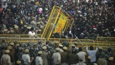 ജെ.എന്‍.യുവില്‍ വിദ്യാര്‍ത്ഥി സമരം ഏഴു മണിക്കൂര്‍ പിന്നിട്ടു; വിദ്യാര്‍ത്ഥികളെ നേരിടാന്‍ കേന്ദ്ര സേനയും; വി.സിയെ കാണാതെ പോവില്ലെന്ന് സമരക്കാര്‍