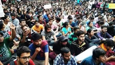 വാള് വിഴുങ്ങുന്നതിന്റെ പാര്‍ശ്വഫലങ്ങള്‍ എന്തെല്ലാം?, പ്രണയബന്ധത്തില്‍ ഏര്‍പ്പെടുന്നവര്‍ക്ക് തടി കുറയുമോ?; ലോക പ്രശസ്ത സര്‍വ്വകലാശാലകളിലെ ഗവേഷണവിഷയങ്ങള്‍ അറിഞ്ഞിട്ടാണോ ജെ.എന്‍.യുവിനെ വിമര്‍ശിക്കുന്നതെന്ന് മാധ്യമപ്രവര്‍ത്തകന്റെ ചോദ്യം