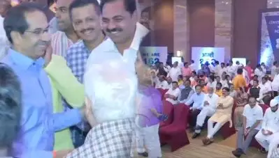 ‘ലോങ് ലിവ് മഹാ വികാസ് അഘാഡി’; ഗ്രാന്റ് ഹയാട്ടില്‍നിന്ന് മഹാ സഖ്യത്തിന്റെ മുദ്രാവാക്യങ്ങള്‍
