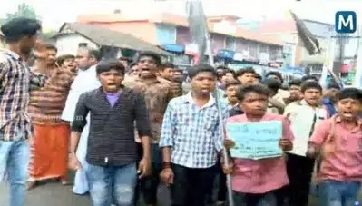 ‘കടിച്ച പാമ്പിനേക്കാള്‍ വിഷമാണ് സ്‌കൂളിലെ അധ്യാപകര്‍ക്ക്, എല്ലാവരും കൂടി അവളെ കൊന്നതാണ്’; ഷഹ്‌ലക്ക് നീതിയാവശ്യപ്പെട്ട് വിദ്യാര്‍ഥികളുടെ സമരം