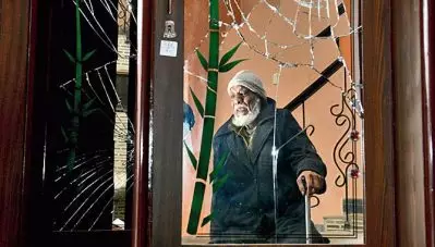 ‘പാക്കിസ്ഥാന്‍ അല്ലെങ്കില്‍ കബറിസ്ഥാന്‍, വേറൊരിടവും നിങ്ങള്‍ക്കില്ല ‘ 72 കാരനെയും കുടുംബത്തെയും വീട് കയറി ആക്രമിച്ച് യു.പി പൊലീസ്