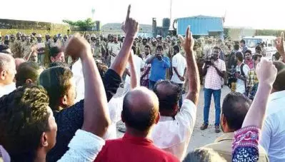 പുതുവൈപ്പിനില്‍ എല്‍.പി.ജി പ്ലാന്റിനെതിരെ ഇന്ന് മുതല്‍ വീണ്ടും സമരം; നിരോധനാജ്ഞ ലംഘിച്ച് പ്ലാന്റിലേക്ക് മാര്‍ച്ച് നടത്താന്‍ സമര സമിതി