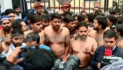 രാജ്യത്തെ രക്ഷിക്കൂ…ഭരണഘടനയെ രക്ഷിക്കൂ; ജാമിഅ മില്ലിയയില്‍ പൊലീസ് ഭീകരതയില്‍ പ്രതിഷേധിച്ച് വീണ്ടും വിദ്യാര്‍ത്ഥി പ്രതിഷേധം