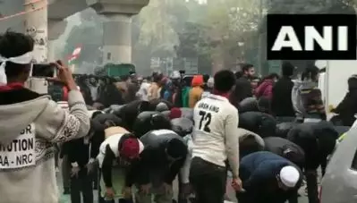 പ്രതിഷേധങ്ങള്‍ക്കിടെ മുസ്‌ലിം സമരക്കാര്‍ക്ക് പ്രാര്‍ത്ഥിക്കാന്‍ മനുഷ്യചങ്ങല തീര്‍ത്ത് ജാമിഅയിലെ വിദ്യാര്‍ത്ഥികള്‍-വീഡിയോ