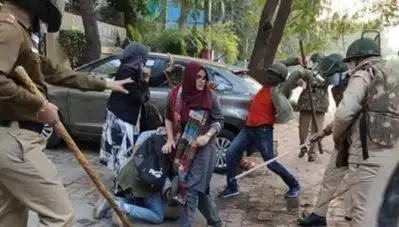 ‘പൊലീസ് പ്രവേശിച്ചത് അനുവാദമില്ലാതെ, വിദ്യാര്‍ത്ഥികളെ തല്ലിച്ചതച്ചു’; പിന്തുണയുമായി ജാമിയ അധികൃതര്‍