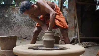 സര്‍ക്കാരിന് ബുദ്ധിമുട്ടുണ്ടാക്കാനല്ല; പക്ഷെ ഞങ്ങള്‍ക്കും ജീവിക്കേണ്ടേ? അവകാശപ്പോരാട്ടത്തിനൊരുങ്ങി കുംഭാരസമുദായം