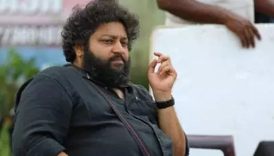 ഒരു സ്ഥാപനവും അത് പൊളിക്കാനും സംരക്ഷിക്കാനുമായി നില്‍ക്കുന്ന രണ്ടുതട്ടിലുള്ള ആളുകളുമാണ് ആ സിനിമയുടെ വിഷയം: ലിജോ ജോസ് പെല്ലിശ്ശേരി