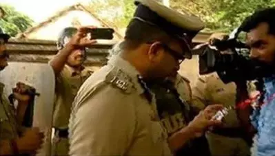 മംഗളൂരുവില്‍ കര്‍ഫ്യു റിപ്പോര്‍ട്ട് ചെയ്യാനെത്തിയ മലയാളി മാധ്യമപ്രവര്‍ത്തകര്‍ കസ്റ്റഡിയില്‍; റിപ്പോര്‍ട്ടിംഗ് തടഞ്ഞു