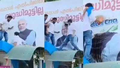 ‘ഇപ്പോള്‍ എല്‍.പി.ജിയുണ്ട് ബുദ്ധിമുട്ടില്ല’; മോദിയുടെ പടുകൂറ്റന്‍ ഫ്‌ളക്‌സില്‍ കരിഓയില്‍ ഒഴിച്ച് വലിച്ച് കീറി കെ.എസ്.യു പ്രതിഷേധം