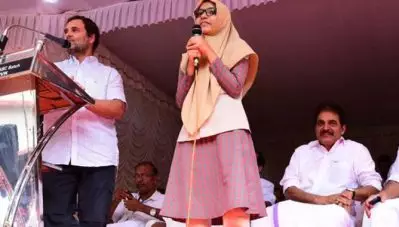 ‘ഒരു പൊട്ട ചോദ്യം, അല്ലെങ്കില്‍ ഒരു മണ്ടന്‍ ചോദ്യം എന്നുപറയുന്ന ഒരു സംഭവമില്ല’; രാഹുലിന്റെ പ്രസംഗം പരിഭാഷപ്പെടുത്തി താരമായി സഫ; ചോക്ലേറ്റ് നല്‍കി രാഹുല്‍