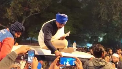 ‘ഞാനിവിടെ ഇരിക്കുന്നത് ആദ്യ ബുള്ളറ്റ് ഏറ്റുവാങ്ങുന്നതിന് വേണ്ടിയാണ്’; പ്രതിഷേധിക്കുന്നവര്‍ക്ക് പിന്തുണയുമായി രാത്രി തന്നെ എത്തി ചന്ദ്രശേഖര്‍ ആസാദ്