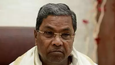 ഉപതെരഞ്ഞെടുപ്പിലെ തോല്‍വി: സ്ഥാനമാനങ്ങള്‍ രാജിവെച്ച് സിദ്ധരാമയ്യയും ദിനേശ് ഗുണ്ടുറാവുവും