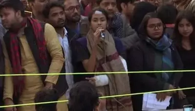 ‘കശ്മീരിനെ മറക്കരുത്’; കേന്ദ്രസര്‍ക്കാര്‍ ഭരണഘടനയില്‍ ഇടപെടുകയാണെന്നും അയ്ഷി ഘോഷ്