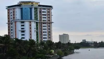 മരടിലെ ബാക്കിയുള്ള രണ്ട് ഫളാറ്റുകള്‍ ഇന്ന് പൊളിക്കും; ജനവാസ പ്രദേശത്തല്ലാത്തതിനാല്‍ വെല്ലുവിളികള്‍ കുറവ്