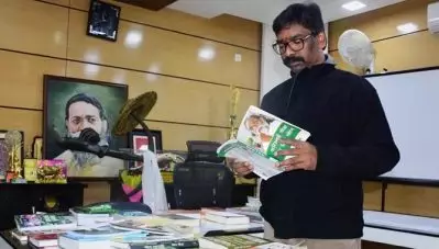 ‘പൂച്ചെണ്ട് വേണ്ട പുസ്തകം മതി’; ഉപഹാരം ലഭിച്ച പുസ്തകങ്ങള്‍കൊണ്ടൊരു ലൈബ്രറി സ്വപ്നമെന്ന് ഹേമന്ദ് സോറന്‍