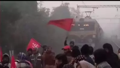 കേന്ദ്രസര്‍ക്കാരിന് താക്കീത്; ദേശീയ പണിമുടക്കില്‍ നിശ്ചലമായി രാജ്യം