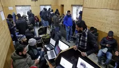 കശ്മീര്‍ താഴ്‌വരയില്‍ ഇന്റര്‍നെറ്റ് പുനസ്ഥാപിച്ചു: ജനങ്ങള്‍ക്ക് ലഭിക്കുക ഭരണകൂടം ‘വൈറ്റ് ലിസ്റ്റ്’ ചെയ്ത വെബ്‌സൈറ്റുകള്‍ മാത്രം