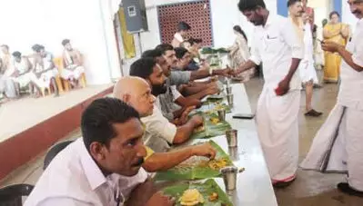ക്ഷേത്ര ഉത്സവത്തിന് ഭക്ഷണം ഒരുക്കി ജുമാ മസ്ജിദ് കമ്മറ്റി; മതസാഹോദര്യത്തിന്റെ മറ്റൊരു അനുഭവവുമായി മലപ്പുറം