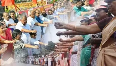 ഭരണഘടന ഏറ്റുപറഞ്ഞ് മനുഷ്യ മഹാശൃംഖല; കണ്ണികളായി ലക്ഷങ്ങള്‍; വന്‍വിജയം
