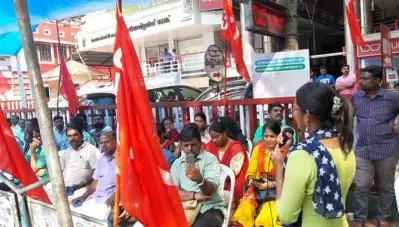 മാനേജ്മെന്റ് അനുകൂല തൊഴിലാളികളെ ഉപയോഗിച്ച് മുത്തൂറ്റ് ഗ്രൂപ്പിന്റെ ‘റൈറ്റ് ടു വര്‍ക്ക് നാടകം’; 166 ജീവനക്കാരെ ഒറ്റരാത്രി കൊണ്ട് പുറത്താക്കിയവരുടെ തൊഴിലാളി സ്നേഹം പ്രഹസനമെന്ന് സമരക്കാര്‍