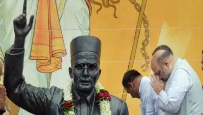 ‘ഇരട്ട ജീവപര്യന്തം അനുഭവിച്ച ഒരേയൊരു രാജ്യസ്‌നേഹി’; ദല്‍ഹി കത്തുമ്പോള്‍ സവര്‍ക്കറെ പ്രകീര്‍ത്തിച്ച് അമിത് ഷാ