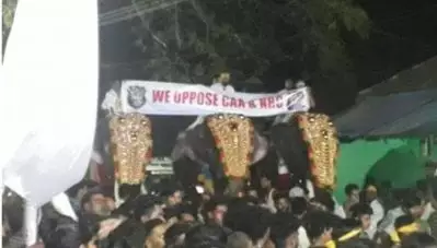 കാളിയാറോട് നേര്‍ച്ചക്കിടെ ആനപ്പുറത്ത് സി.എ.എക്കെതിരായ പോസ്റ്റര്‍; ഏറ്റെടുത്ത് സോഷ്യല്‍മീഡിയ; പറ്റില്ലെന്ന പരാതിയുമായി യുവമോര്‍ച്ച