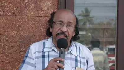 ഗുരുവിനെക്കുറിച്ച് എഴുതിയ കൈ കൊണ്ട് നടേശസ്തുതി എങ്ങനെ എഴുതും? ആത്മോപദേശശതകം ചൊല്ലിയ നാവുകൊണ്ട് എങ്ങനെ ചൊല്ലും? വെള്ളാപ്പള്ളിക്കെതിരെ കെ. സച്ചിദാനന്ദന്‍