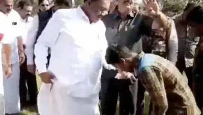 ആദിവാസി കുട്ടികളെക്കൊണ്ട് ചെരുപ്പഴിപ്പിച്ച് തമിഴ്‌നാട് മന്ത്രി; ജാതിവിവേചനത്തില്‍ പ്രതിഷേധം ശക്തമാകുന്നു