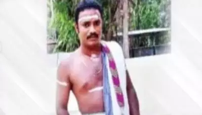 ‘വിശ്രമിക്കാനും വസ്ത്രം മാറാനുമുള്ള മുറിയും പൂട്ടിയിട്ടു’; ദളിത് സോപാനം ഗായകനെ സംഘപരിവാര്‍ വിലക്കിയ സംഭവം, ഹൈക്കോടതിയില്‍ പരാതിയുമായി ദളിത് യുവാവ്