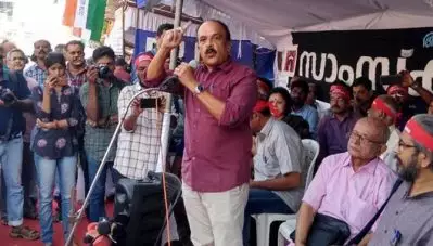 ‘കൊലക്കുറ്റത്തിന് ജയിലില്‍ കിടക്കുന്ന സ്വന്തം പാര്‍ട്ടിക്കാരെ സഹായിക്കുന്ന സി.പി.ഐ.എം അലനേയും താഹയേയും തള്ളിപ്പറഞ്ഞു എന്നത് അതിശയകരം’: സക്കറിയ