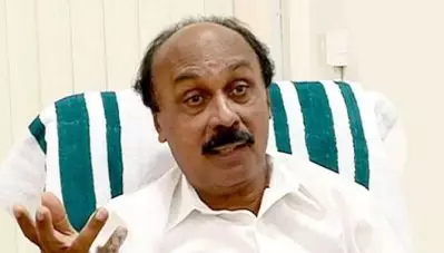ജില്ലകള്‍ അടച്ചിടുന്നതില്‍ പരിഭ്രാന്തരാകേണ്ട; അവശ്യസാധനങ്ങള്‍ എത്തിക്കുമെന്ന് ഇ. ചന്ദ്രശേഖരന്‍