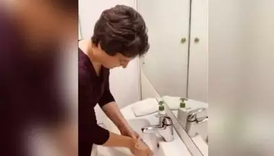 ‘നിങ്ങള്‍ ചെറുതാണെങ്കിലും ആവശ്യമായ മുന്‍കരുതലുകള്‍ എടുക്കുന്നുണ്ടോ?നമുക്കെല്ലാം ഉത്തരവാദിത്തമുള്ള പൗരന്മാരായിരിക്കാം’; ഹാന്‍ഡ് വാഷിംഗ് വീഡിയോയുമായി പ്രിയങ്കാഗാന്ധി