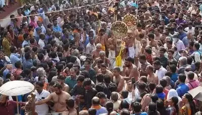 കൊവിഡ് ഭീതിയിലും സര്‍ക്കാര്‍ നിര്‍ദ്ദേശങ്ങള്‍ പാലിക്കാതെ ഉത്സവങ്ങളും ചടങ്ങുകളും; തളിപ്പറമ്പ് തൃച്ചംബരം ശ്രീകൃഷ്ണ ക്ഷേത്ര അധികൃതരെ കേസ്; നടക്കുന്നത് ഗുരുതരമായ സുരക്ഷാ ലംഘനങ്ങള്‍