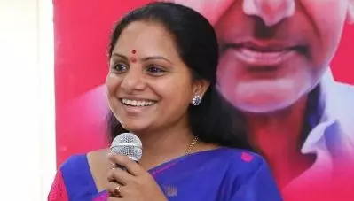 അഞ്ഞൂറോളം പാര്‍ട്ടി നേതാക്കളെയും കുടുംബക്കാരെയും വിളിച്ച് പാര്‍ട്ടി നല്‍കി കല്‍വകുന്ത കവിത; ജനങ്ങളോട് സാമൂഹ്യ അകലം പാലിക്കണമെന്ന് ആവശ്യപ്പെട്ട് പിതാവ്