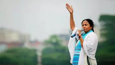 ‘വളരെ പരിമിതമായ ഇടങ്ങളില്‍ നിന്നാണ് ഞാന്‍ വരുന്നത്, ശമ്പളം വാങ്ങാറില്ല, ഇതെന്റെ ചെറിയ സഹായം’; രാജ്യത്തിന് മമതാ ബാനര്‍ജിയുടെ കൈത്താങ്ങ്