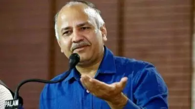 സംസ്ഥാനങ്ങള്‍ക്ക് നല്‍കാന്‍ വാക്‌സിനില്ല, പിന്നെങ്ങനെയാണ് സ്വകാര്യ ആശുപത്രികള്‍ക്ക് ലഭിക്കുന്നത്? കേന്ദ്രത്തോട് ദല്‍ഹി സര്‍ക്കാര്‍