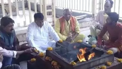വിഘ്‌നങ്ങള്‍ മാറ്റാന്‍; മധ്യപ്രദേശില്‍ ശത്രുസംഹാര പൂജ നടത്തി മന്ത്രി; ‘വിശ്വാസവോട്ടെടുപ്പില്‍ വോട്ടുകള്‍ കൂടുതല്‍ കിട്ടുമെന്നാണ് പ്രതീക്ഷ’