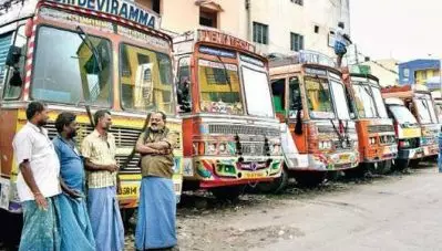 രാജ്യത്തെ ട്രക്ക് ഡ്രൈവര്‍മാര്‍ വര്‍ഷത്തില്‍ നല്‍കുന്ന കൈക്കൂലി 47,000 കോടി രൂപ; തുടര്‍ച്ചയായ യാത്രകള്‍ അപകടത്തിന് കാരണമാകുന്നെന്നും സര്‍വേ