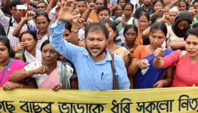 ‘സര്‍ക്കാര്‍ എല്ലാവരോടും വീട്ടിലിരിക്കാന്‍ ആവശ്യപ്പെടുന്നു, പക്ഷേ എന്റെ മകനെ മാത്രം കോടതികളില്‍ നിന്ന് കോടതിയിലേക്ക് ഓടിക്കുന്നു’ അഖില്‍ ഗോഗോയുടെ കസ്റ്റഡി നീട്ടിയതിനെതിരെ അമ്മ