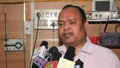 കൊവിഡ് ബാധിച്ച് മരിച്ച ഡോക്‌റുടെ മൃതശരീരം സംസ്‌കരിക്കാനെത്തിയവര്‍ക്ക് നേരെ നാട്ടുകാരുടെ ആക്രമണം; ഒടുവില്‍ ആംബുലന്‍സ് ഓടിച്ചത് മറ്റൊരു ഡോക്ടര്‍