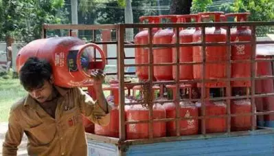 വീട്ടീന്ന് കഴിച്ചിട്ടിറങ്ങിയേ പറ്റൂ; വാണിജ്യ എല്‍.പി.ജിയുടെ വില വര്‍ധിപ്പിച്ച കേന്ദ്ര സര്‍ക്കാര്‍ നടപടിയില്‍ പ്രതിഷേധം: ഇന്ന് ഹോട്ടല്‍ പണിമുടക്ക്