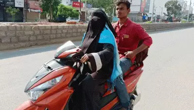 ‘ ഞാനെന്റെ മകനെക്കുറിച്ച് മാത്രമാണപ്പോള്‍ ചിന്തിച്ചത്, അതെന്റെ എല്ലാ പേടിയും ഇല്ലാതാക്കി’; ലോക്ഡൗണില്‍പ്പെട്ട മകനെ തിരിച്ചെത്തിക്കാന്‍ 1400 കിലോമാറ്റര്‍ സ്‌കൂട്ടര്‍ ഓടിച്ച് അമ്മ