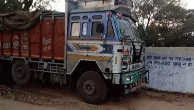 ‘സഹായിക്കാം എന്നു പറയുന്നതല്ലാതെ ഞങ്ങള്‍ക്ക് വേണ്ടി ഒന്നും ചെയ്യുന്നില്ല’; നാട്ടിലേക്ക് ട്രക്കില്‍ കടക്കാന്‍ ശ്രമിക്കവേ 92 അതിഥിതൊഴിലാളികളെ യു.പി പൊലീസ് പിടികൂടി