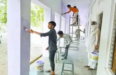 ക്വാറന്റീനില്‍ കഴിയുന്ന സ്‌കൂള്‍ കെട്ടിടം പെയിന്റടിച്ച് അതിഥി തൊഴിലാളികള്‍; മാതൃക, കയ്യടി