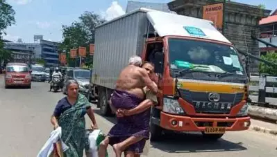 വാഹനം പൊലീസ് തടഞ്ഞു, രോഗിയായ പിതാവിനേയും ചുമന്ന് ഒരു കിലോമീറ്ററോളം നടന്ന് മകന്‍
