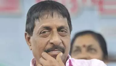 ‘വൈറ്റമിന്‍ സി കൊവിഡിന് പ്രതിവിധി, ജയിലില്‍ കിടക്കാന്‍ താത്പര്യമില്ലാത്തതിനാല്‍ കൂടുതല്‍ പറയുന്നില്ല’; ശ്രീനിവാസന്റെ മാധ്യമത്തിലെ ലേഖനം സാമൂഹ്യദ്രോഹമെന്നും നടപടിയെടുക്കണമെന്നും ആരോഗ്യപ്രവര്‍ത്തകര്‍