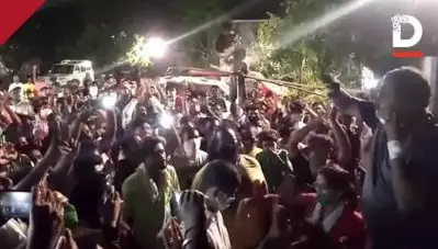 കൊവിഡ് മുക്തനായി നേതാവ് മടങ്ങി വന്നു; സാമൂഹ്യാകലമൊക്കെ കാറ്റില്‍ പറത്തി സ്വീകരണം, ബാന്റ് വാദ്യം, പൂത്തിരികള്‍