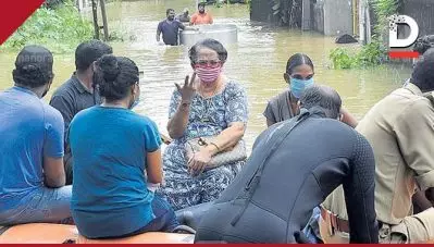 കരമനയാര്‍ കരകവിഞ്ഞതിനെ തുടര്‍ന്ന് മല്ലിക സുകുമാരന്റെ വീട്ടിലും വെള്ളം കയറി; ഡാം തുറക്കുമെന്ന മുന്നറിയിപ്പ് ലഭിച്ചില്ലെന്ന് താരം