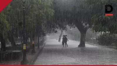 കേരളത്തിൽ അടുത്ത 48 മണിക്കൂറിനുള്ളിൽ ശക്തമായ മഴയ്ക്കും ചുഴലിക്കാറ്റിനും സാധ്യത